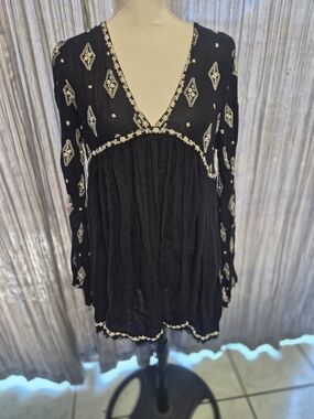 Black Embroidered V-Neck Women’s Top Ptp  19 -21 Lil Stretch ,Cute.
